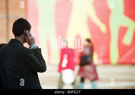 L'uomo telefona con il suo cellulare, a Lodz, Polonia Foto Stock