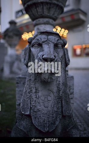 La scultura di un leone alla pellicola Delphi Palace, Berlino, Germania Foto Stock