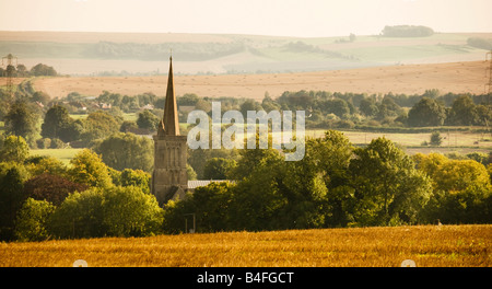 Vista su downs con la chiesa di Santa Maria la guglia a vescovi Inscatolamento in primo piano, Wiltshire, Inghilterra,Gran Bretagna, Regno Unito Foto Stock