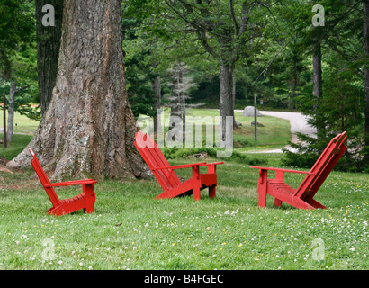 Red Adirondack sedie a grande Camp Sagamore, nello Stato di New York Foto Stock