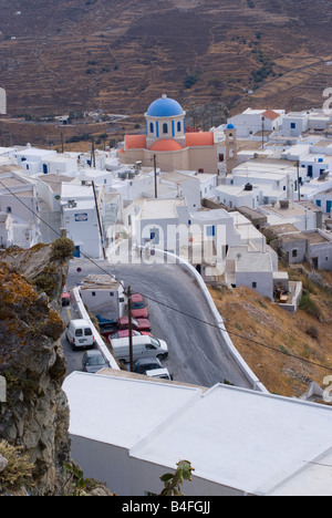 Tipico blu a cupola chiesa greca e bianco tagliato a cubetti case a Chora Città Alta Isola di Serifos Cicladi Mar Egeo Grecia Foto Stock