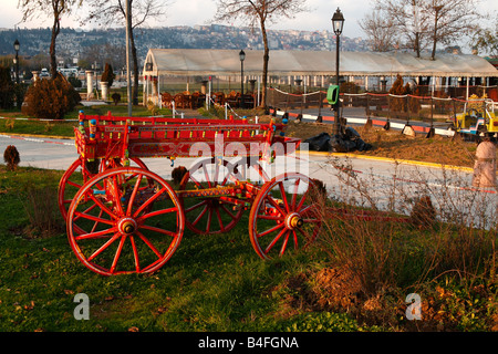 Cavallo tradizionale auto trazione (carrello - Il carrello) ad Istanbul in Turchia. Questo tipo di cavallo le vetture usate per il trasporto merci. Foto Stock