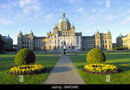 Una vista del Palazzo del Parlamento sul Porto Victoria, Victoria, British Columbia, Canada. Foto Stock