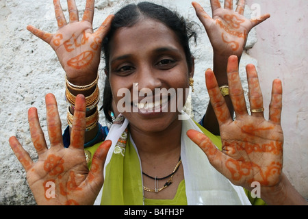 Musulmana di madre e figlia con Eid Mubarak henna sulle loro mani , Eid ul Fitr celebrazioni , India Foto Stock