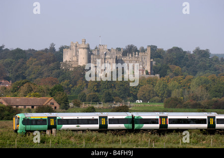 A sud della linea ferroviaria passa da Arundel Castle nel West Sussex Regno Unito Foto Stock