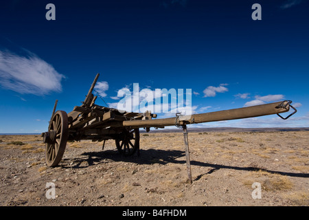 Il legno vecchio carrello mostra l'ingresso in un ranch a Route 40, Patagonia, Argentina. Foto Stock