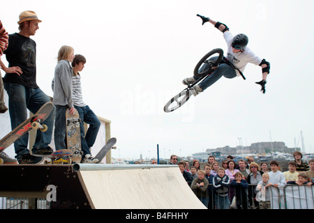 Un giovane biker è il salto con la sua bicicletta al giorno della liberazione 2008 sull'Isola di Guernsey. Foto Stock