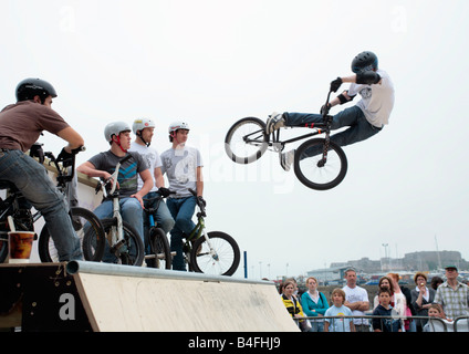 Un giovane biker è il salto con la sua bicicletta al giorno della liberazione 2008 sull'Isola di Guernsey. Foto Stock