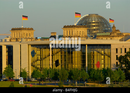 Paul-Löbe-Haus tedesco il palazzo del parlamento e cupola del Reichstag a Berlino, Germania Foto Stock