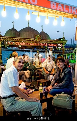 Ristorante Terrazza barche Golden Horn bridge waterfront vendono hot sgombro pesce panini balik ekmek Eminonu Foto Stock