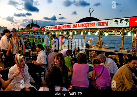 Ristorante Terrazza barche Golden Horn bridge waterfront vendono hot sgombro pesce panini balik ekmek Eminonu Foto Stock