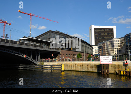 Berlin Friedrichstrasse la stazione ferroviaria e il fiume Sprea, Berlino, Germania Foto Stock