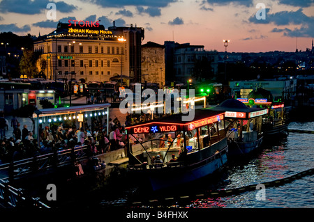 Ristorante Terrazza barche Golden Horn bridge waterfront vendono hot sgombro pesce panini balik ekmek Eminonu Foto Stock