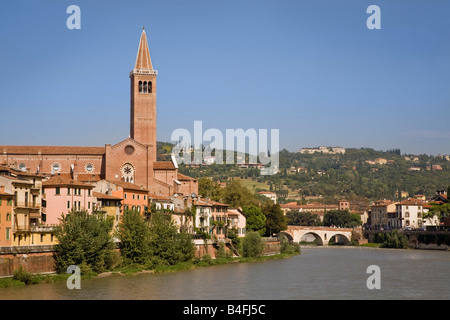 Chiesa di Sant Anastasia chiesa e il ponte romano, il Ponte Pietra, dal fiume Adige, Verona, Italia Foto Stock