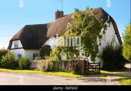 Tipica con tetto di paglia di inglese cottage di campagna nel villaggio di Vescovi Canning, Wiltshire, Inghilterra, Gran Bretagna, Regno Unito Foto Stock