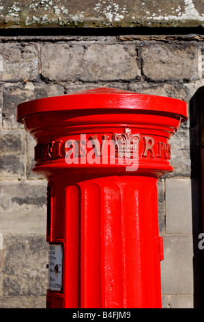 Postbox vittoriano a Eastgate, Warwick, Warwickshire, Inghilterra, Regno Unito Foto Stock