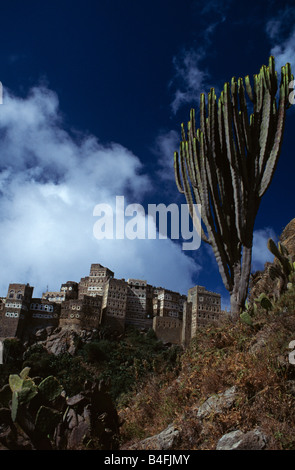 La cima della montagna villaggio di Al Hajjarah, Yemen. Foto Stock