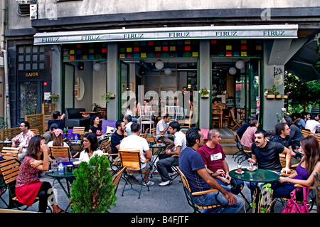 Gli studenti universitari Istanbul Galatasaray Cukurcuma quartiere vicino a Istiklal Caddesi Beyoglu shopping street terrazza bar bistro cafe Foto Stock