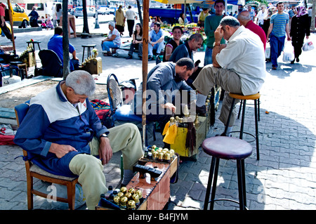Istanbul Uskudar shine boy shoeshiner cobbler calzolaio calzatura market shop Foto Stock