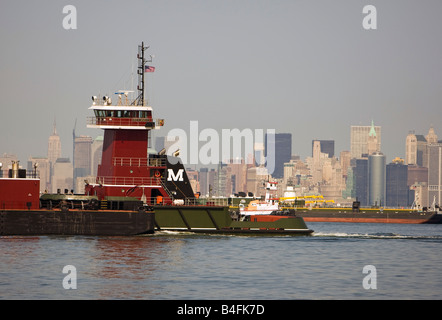 Rimorchiatore nel porto di New York Foto Stock