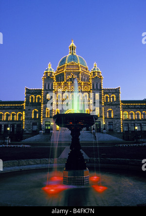 Una vista del Palazzo del Parlamento sul Porto Victoria, Victoria, British Columbia, Canada. Foto Stock