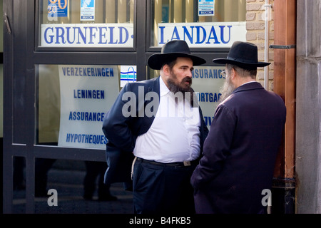 Gli ebrei ortodossi su Hoveniersstraat quartiere dei diamanti di Anversa, Belgio. Foto Stock