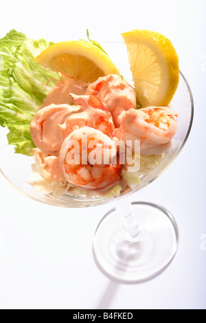 Un tradizionale cocktail di gamberi macro da sopra in una coppetta Martini Foto Stock