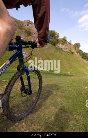 In mountain bike attraverso Cavedale Castleton Parco Nazionale di Peak District Derbyshire England Regno Unito GB Foto Stock