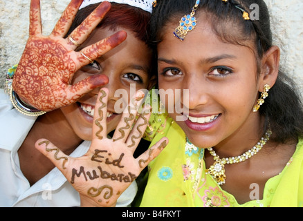 Bambini musulmana di Eid Mubarak henna sulle loro mani , Eid ul Fitr celebrazioni , India Foto Stock