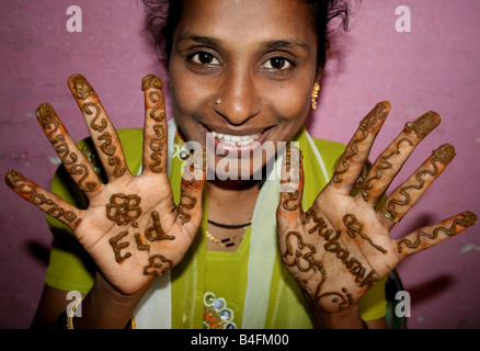 La donna musulmana di Eid Mubarak henna incollare sulle sue mani , Eid ul Fitr celebrazioni , India Foto Stock