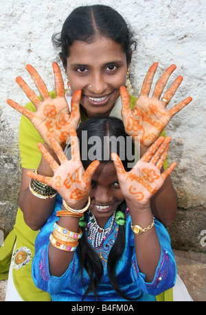 Musulmana di madre e figlia con Eid Mubarak henna sulle loro mani , Eid ul Fitr celebrazioni , India Foto Stock