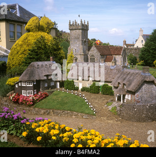 Regno Unito Inghilterra Isle of Wight Godshill modello del villaggio di chiesa e cottage con il tetto di paglia Foto Stock