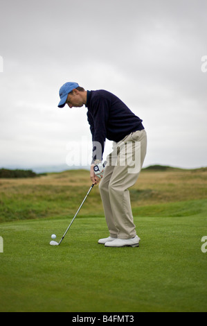 Professional Golfer pitching una sfera (parte di una serie) Foto Stock