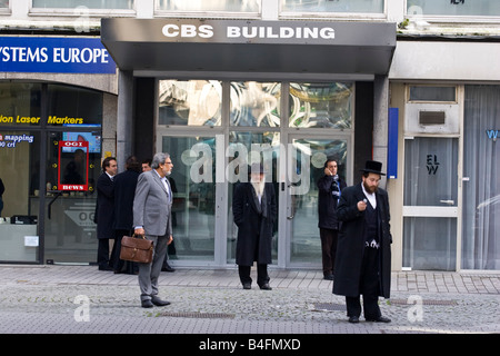 Gli ebrei ortodossi su Hoveniersstraat quartiere dei diamanti di Anversa, Belgio. Foto Stock