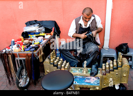 Istanbul Istiklal Caddesi Beyoglu shopping street trimestre shine boy shoeshiner Foto Stock