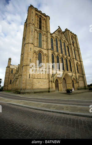 Città di Ripon, Inghilterra. Il fronte ovest facciata della chiesa di Inghilterra nella cattedrale di Ripon. Foto Stock