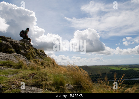 Un soldato sulla parte superiore del cuoio Tor su Dartmoor guardando fuori su serbatoio Burrator Foto Stock
