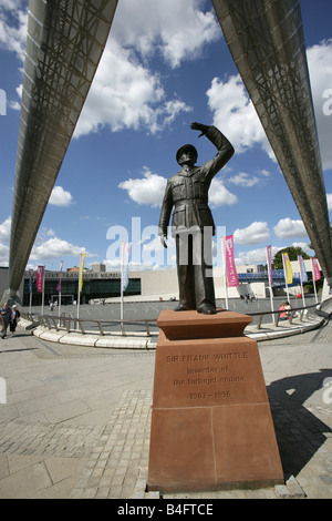 Città di Coventry, Inghilterra. Sir Frank Whittle Memorial Sculpture con il Whittle Arch e Coventry Transport Museum. Foto Stock