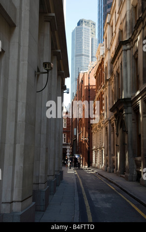 Nat West Tower e la strada stretta nella città di Londra Foto Stock