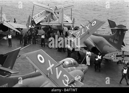 Un McDonnell Douglas Phantom FG1 F 4K un Fairey Gannet e 2 Blackburn Buccaneers tutti con le ali ripiegate sono parcheggiate a bordo sul ponte della Aircaft Carrier HMS Ark Royal 1971 Foto Stock