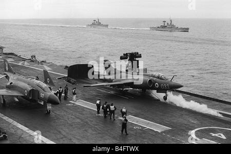 McDonnell Douglas Phantom FG1 F 4K di 892 Naval Air Sqd attende come un Blackburn Buccaneer 809 di NAS della Royal Navy s Fleet Air Foto Stock