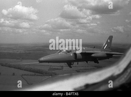 Aeromobile Le frecce rosse HAWKER SIDDELEY Gnat T1 in stretta formazione inizia ad abbassare il suo atterraggio per un atterraggio aria al Fotografia 1965 Foto Stock