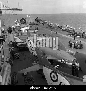 Navi Royal Nqualsiasi portaerei HMS Victorious 1959 Scimitar Sea Venom e Gannett aeromobile sedersi sul ponte della Royal Navy portaerei HMS Vittoriosa Foto Stock