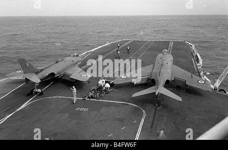 Fleet Air Arm Supermarine Scimitar aeromobile 1959 attendere per il lancio di spegnere il ponte della Royal Navy portaerei HMS Vittoriosa Foto Stock