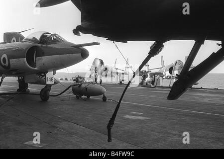 Esercitazione NATO HMS Ark Royal Portaerei Marzo 1965 Fleet Air Arm Supermarine Scimitar su aeromobili per il ponte di volo della Royal Navy portaerei La Ark Royal Foto Stock