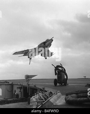 Navi portaerei della Royal Navy HMS Ark Royal Marzo 1965 esercitazione NATO Un Supermarine Scimitar terre e prende il filo su un Royal Navy Portaerei durante ta esercitazione NATO Foto Stock