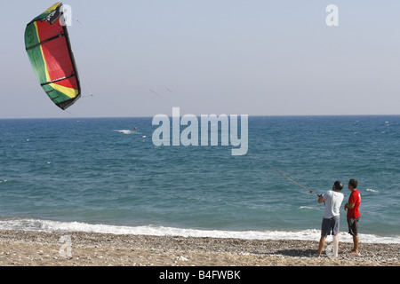 Un Kite Surf istruttore conduce il kite surf sulla spiaggia Paramali vicino al villaggio sul mare di Pissouri a Cipro. Foto Stock