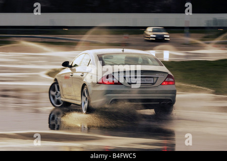 Un potente Mercedes vettura su skid pan a Mercedes Benz World nel Surrey, Regno Unito Foto Stock