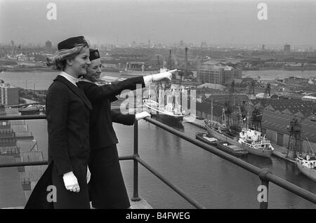 Porto di Londra Guide Dock Giugno 1965 due delle guide parlare come essi guardare oltre le navi nei bacini del fiume Tamigi a Londra una delle signore punti attraverso il dock Foto Stock