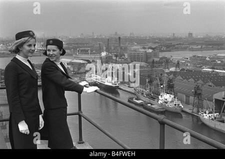 Porto di Londra Guide Dock Giugno 1965 due delle guide parlare come essi guardare oltre le navi nei docks sul Tamigi a Londra Foto Stock